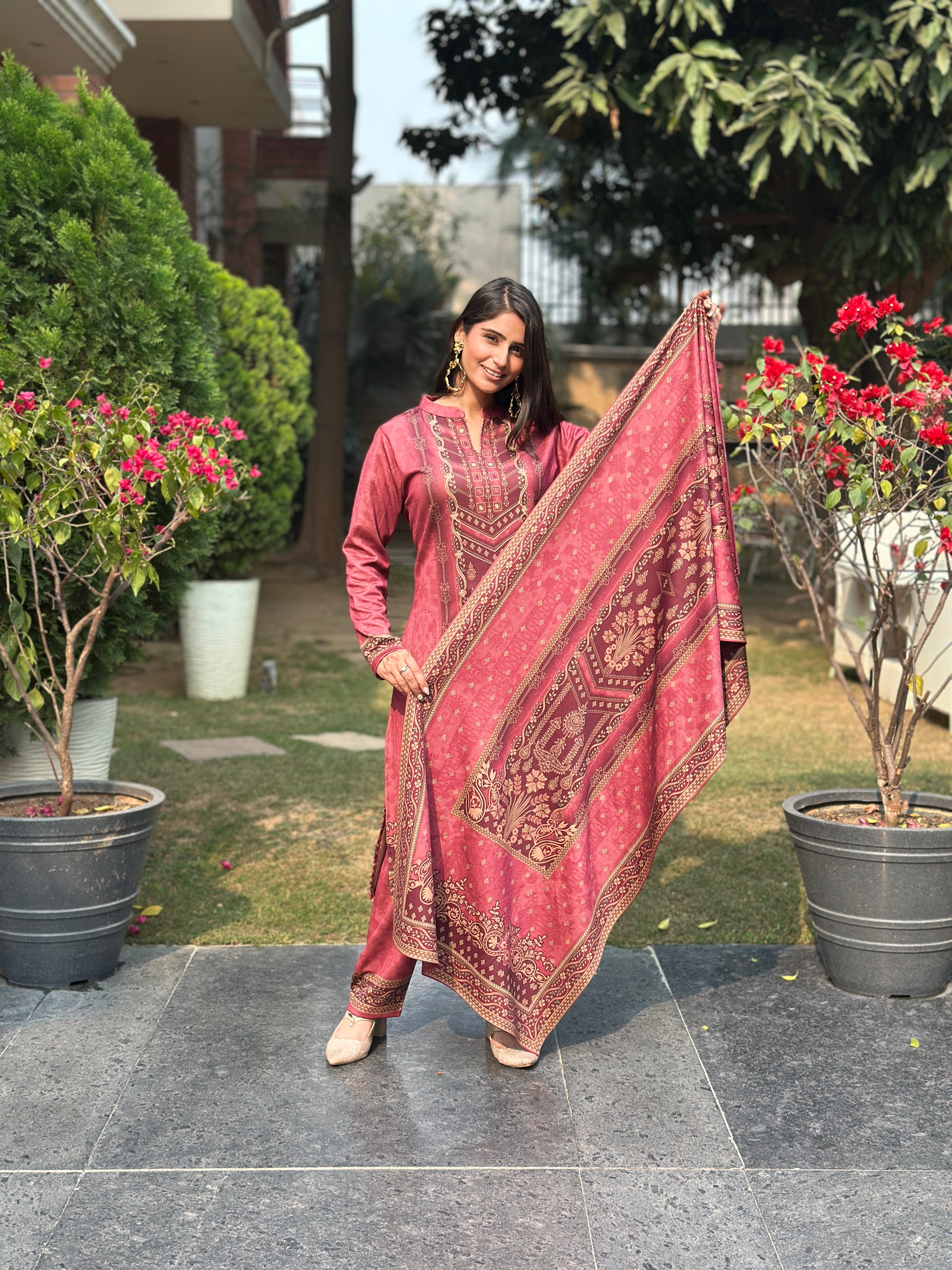 Gulabi Palace - Label Tu Hai