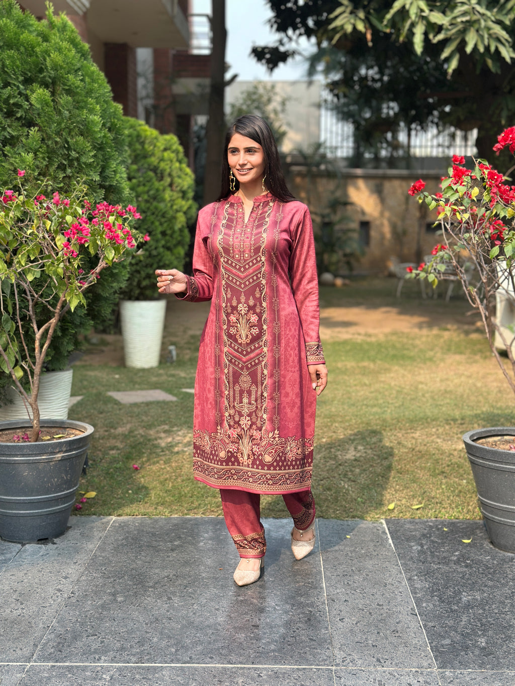 Gulabi Palace - Label Tu Hai